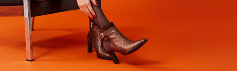 Metallic bruine Floris van Bommel enkellaarsjes met hak voor dames.